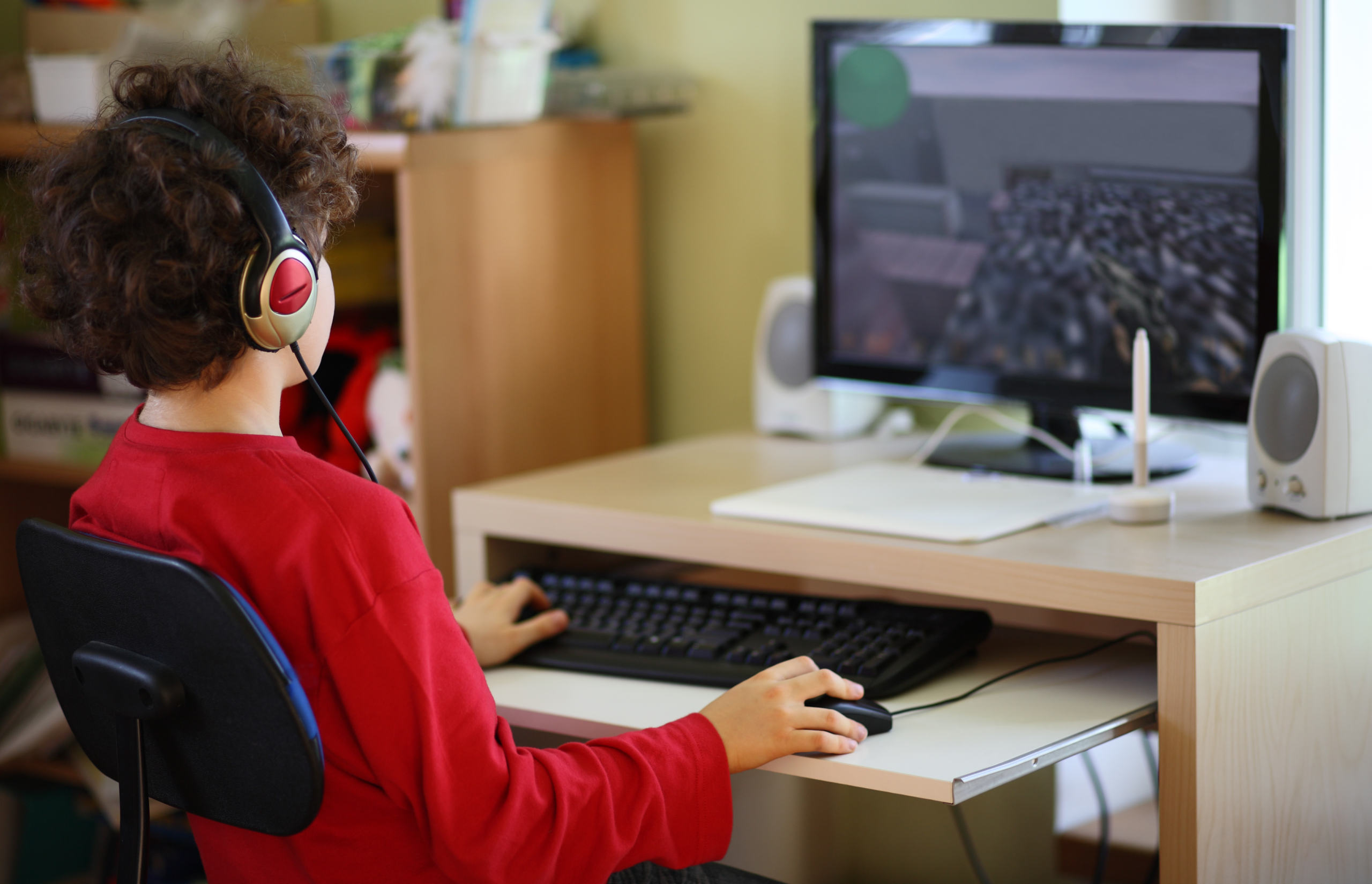 Игра компьютер малышу. Мальчик играющий в компьютерную игру. Школьник играющий в комп. Подросток за компом. Дети играющие в комп.